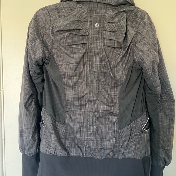 Lululemon Women’s Run Back On Track Jacket. Gray plaid. Size 4 - Picture 5 of 8